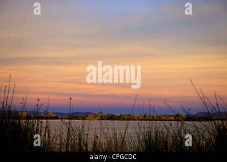 Uros bei Sonnenuntergang, Islas Flotantes, schwimmende Inseln, Titicacasee, Peru, Südamerika Stockfoto