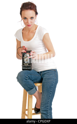 Attraktive junge Frau mit einem Vintage Faltung Kamera und ein Fernauslöser. Stockfoto