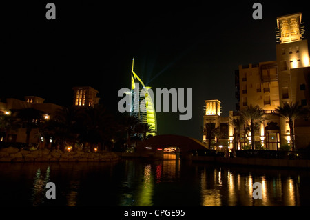 Beleuchtete Ansicht von Madinat Jumeirah Stockfoto