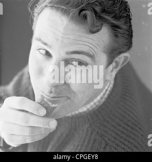 Werbung nach wie vor von den sechziger Jahren zeigen einen Gentleman genießt eine Schokolade Keks. Stockfoto