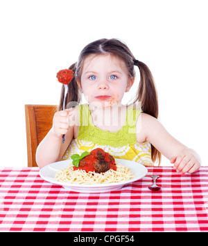 Hübsches Mädchen essen Pasta und Frikadellen Stockfoto