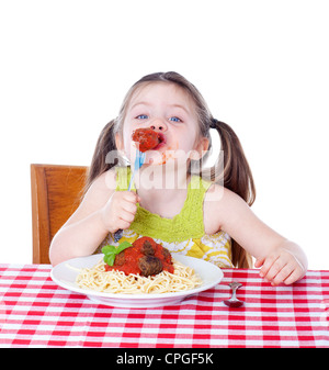 Hübsches Mädchen essen Pasta und Frikadellen Stockfoto