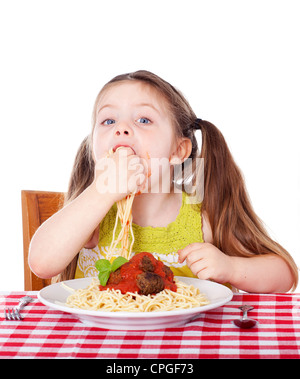 Schöne Mädchen essen Pasta und Frikadellen mit Händen Stockfoto