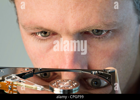 Festplatte Reparatur Spezialisten eng mit Blick auf eine offene Festplatte Stockfoto