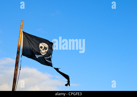 Jolly Roger / Schädel und gekreuzten Knochen Piraten-Flagge Stockfoto