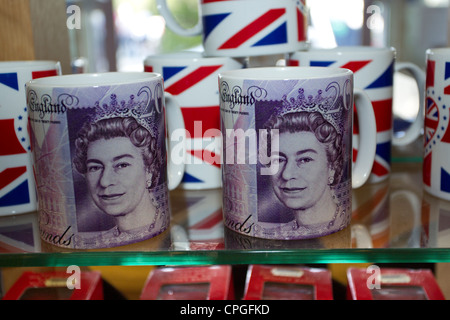 Queens Jubilee Souvenirs worunter Becher mit einem £20,00 Hinweis aufgedruckt Stockfoto