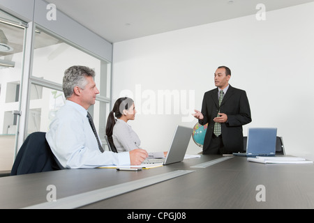 Drei Geschäftsleute mit Treffen in Büro. Stockfoto