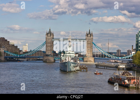 Vista Panoramablick Szene der Themse mit Note 1 aufgeführt, Tower Bridge und Museum Schiff HMS Belfast London England Europa Stockfoto