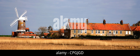 Ein Blick über den Schilfgürtel zu Cley Windmühle in kleinen Norfolk Dorf von Cley-Next-the-Sea, Küste North Norfolk, England, Großbritannien Stockfoto