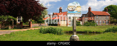 Ost-Runton Ortsschild auf dem Dorfplatz, North Norfolk Küste; England; UK Stockfoto