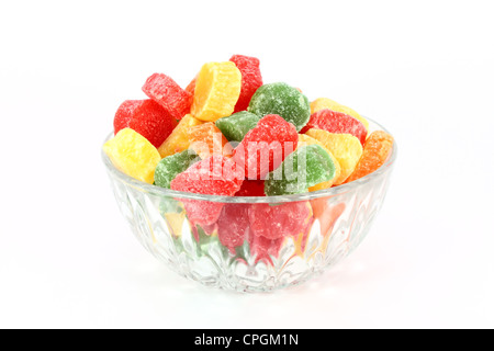 Bunte Jelly Bonbons in Glasschale isoliert auf weiss Stockfoto