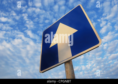 Hinfahrt Zeichen unter blauem Himmel Stockfoto