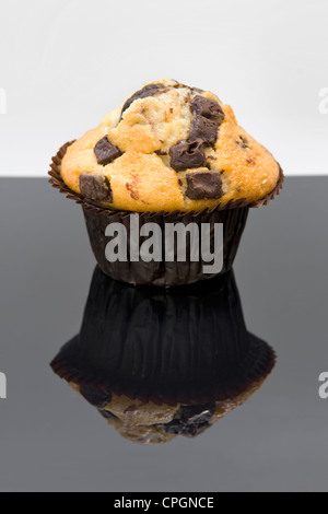 Chocolate Chip Muffins mit Reflexion Stockfoto