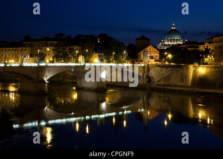 Der Petersdom und die Lichter von der Ponte Vittorio Emanuele II spiegeln sich in den Tiber, Rom, Italien. Stockfoto