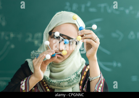 Junge Frau (20-25) Holding DNA-Modell, close-up Stockfoto