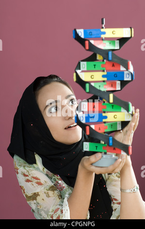 Frau mit Helix-Modell Stockfoto