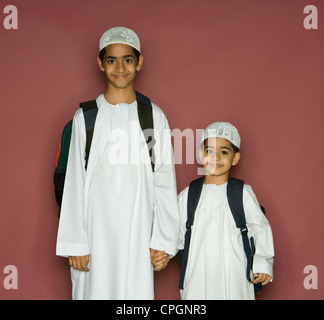 Brüder tragen Umhängetaschen, Porträt, Lächeln Stockfoto