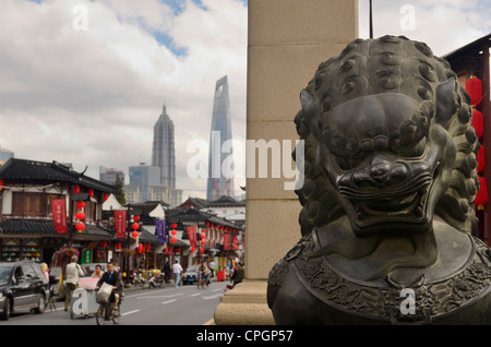 Bronzestatue Gesicht der männlichen Löwen bewacht das Tor zum Fangbang Straße alte Straße Shanghai Peoples Republic Of China Stockfoto