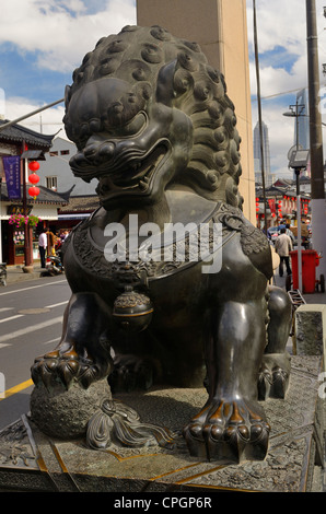 Bronze männlichen Vormund Löwe Skulptur am Tor zum Fangbang Straße alte Straße in Shanghai Peoples Republic Of China Stockfoto