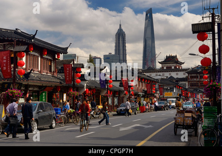 FangBang Zhong Straße mit Geschäften und finanzielle Türme in Hangpu District Shanghai Peoples Republic Of China Stockfoto