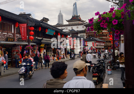 FangBang Zhong Road mit Geschäften Fußgänger und Motorräder in Hangpu District Shanghai Peoples Republic Of China Stockfoto