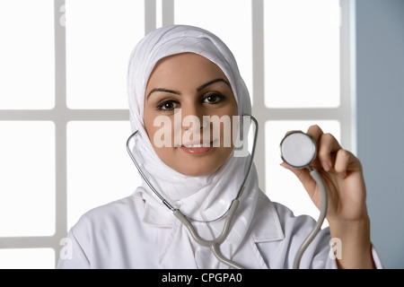Junger Arzt mit Stethoskop, portrait Stockfoto