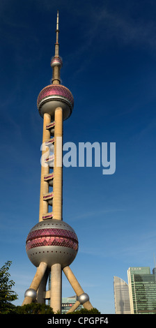 Oriental Pearl Radio & Fernsehturm bei Sonnenuntergang mit blauem Himmel im Stadtteil Pudong Shanghai Peoples Republic Of China Stockfoto