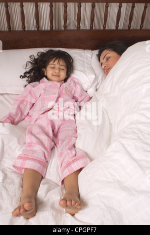 Mutter mit Tochter (3-4) schlafen im Bett, erhöhte Ansicht Stockfoto