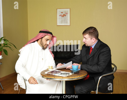 Unternehmer diskutieren in Büro, Seitenansicht Stockfoto