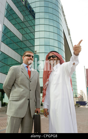 Geschäftsmann zeigt finger, Lächeln Stockfoto