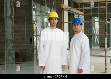Geschäftsleute auf Baustelle, Porträt Stockfoto