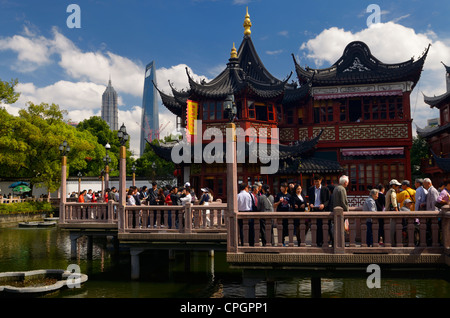 Massen von Touristen auf der neun Zick-Zack-Brücke an der berühmten Huxinting Teehaus Midlake Pavillon Shanghai Peoples Republic Of China Stockfoto