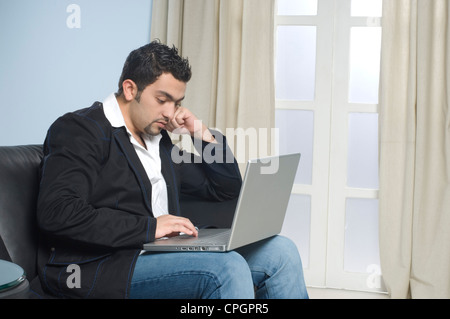 Junger Mann mit laptop Stockfoto