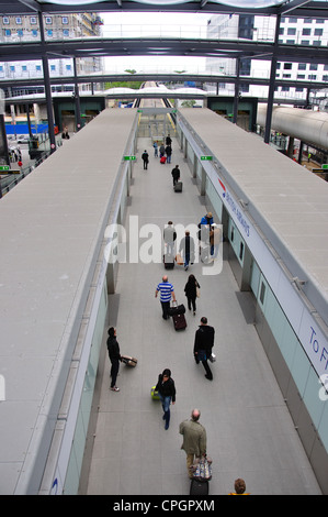 Süd-Terminal Shuttle Verbindung am Nord-Terminal, Flughafen London-Gatwick, Crawley, West Sussex, England, Vereinigtes Königreich Stockfoto