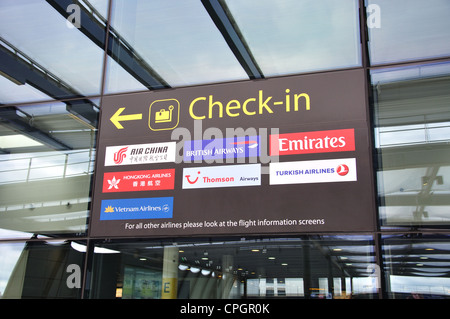 Check-in-Schild außerhalb Nord-Terminal, Flughafen London-Gatwick, Crawley, West Sussex, England, Vereinigtes Königreich Stockfoto