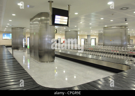 Leeres Gepäckkarussell in der Gepäckausgabehalle, Flughafen Menorca (Aeropuerto de Menorca) Terminal, Mahon, Menorca, Balearen, Spanien Stockfoto