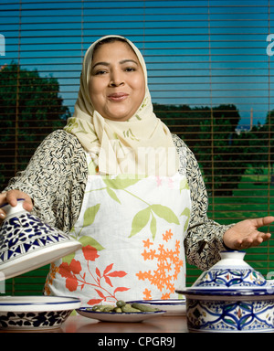 Mitte Erwachsene Frau Holding Geschirr, Porträt Stockfoto