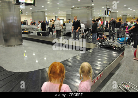Gepäckkarussell in der Gepäckausgabehalle, Flughafen Menorca (Aeropuerto de Menorca), Mahon, Menorca, Balearen, Spanien Stockfoto