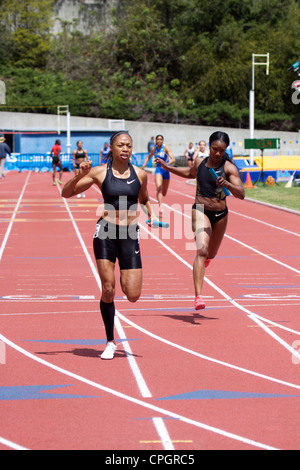 Die amerikanischen Sprinter Allyson Felix mit dem Taktstock in der Hand, die in einem Staffellauf an einem Leichtathletik Meeting in Drake Stadium UCLA Stockfoto