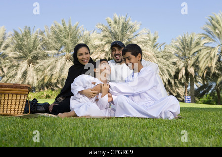 Eltern mit Kindern genießen am park, Lächeln Stockfoto