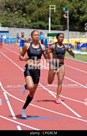 Die amerikanischen Sprinter Allyson Felix mit dem Taktstock in der Hand, die in einem Staffellauf an einem Leichtathletik Meeting in Drake Stadium UCLA Stockfoto