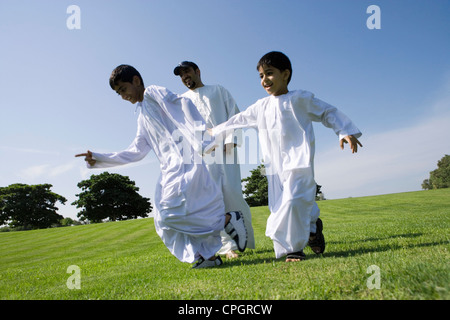 Vater mit Kindern genießen am park, Lächeln Stockfoto