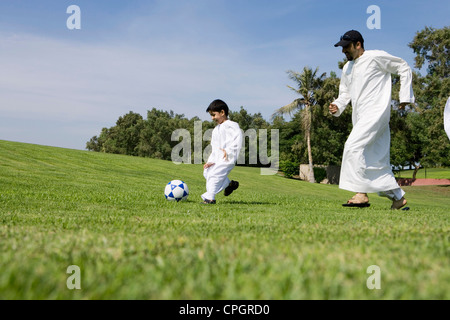 Vater mit Sohn spielt Fußball im park Stockfoto