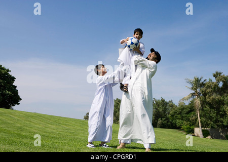 Vater mit Sohn im Park spielen Stockfoto
