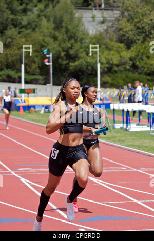 Die amerikanischen Sprinter Allyson Felix mit dem Taktstock in der Hand, die in einem Staffellauf an einem Leichtathletik Meeting in Drake Stadium UCLA Stockfoto