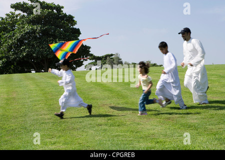 Vater mit Kindern beim Spielen im park Stockfoto