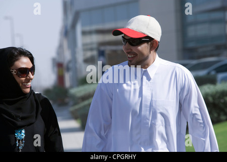 Junges Paar lächelnd Stockfoto