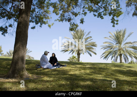 Junges Paar sitzt im park Stockfoto