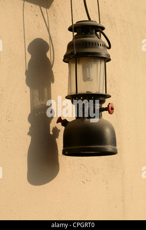 Elektrische Laterne vor Wand hängen Stockfoto