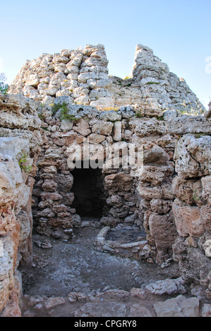 Eingang zum Talaiot in Talaiots de Cornia Bronzezeit archäologischen Stätte, Menorca, Balearen, Spanien Stockfoto